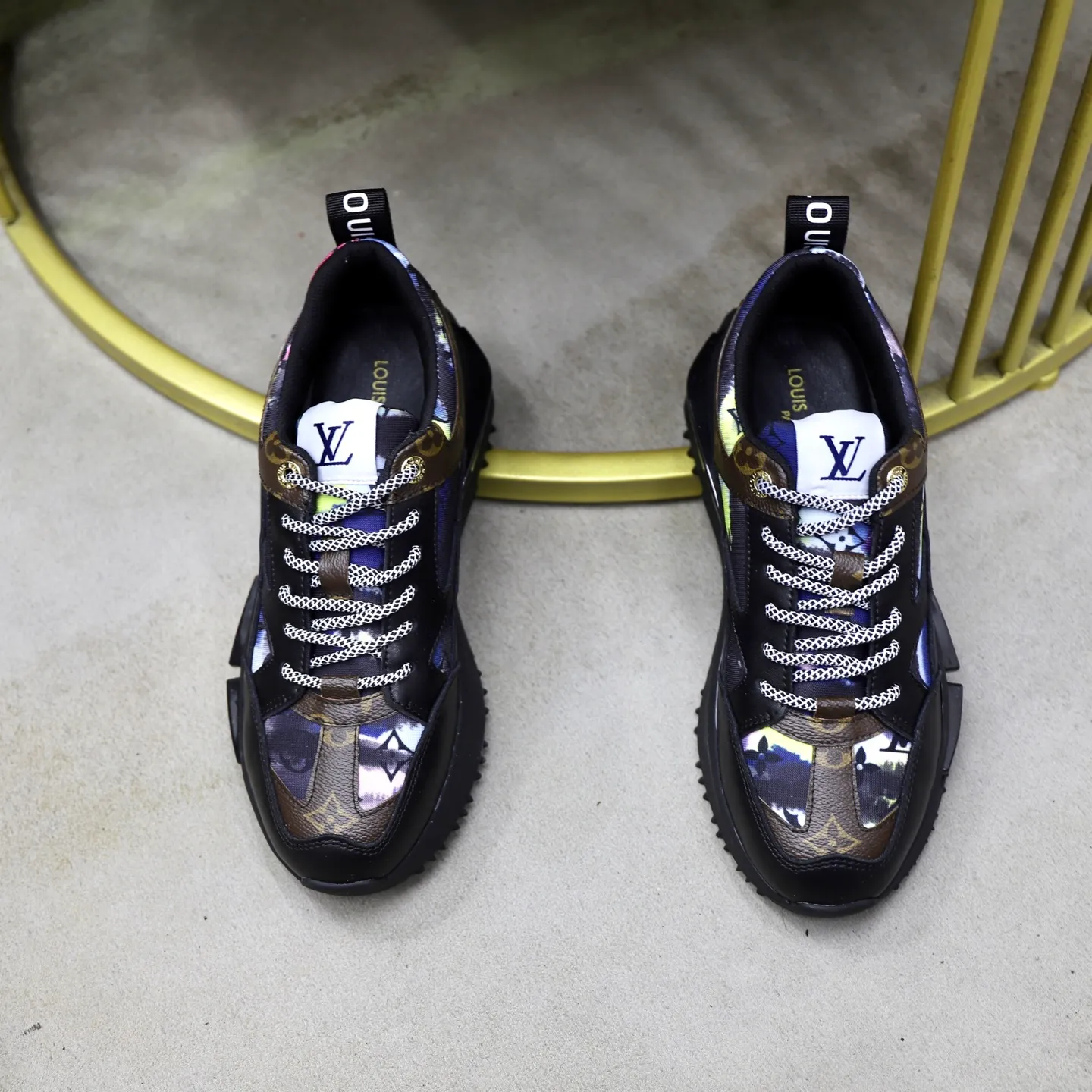 Ex-factory price: 462💰🙅‍♂️🙅‍♂️🙅‍♂️ Brand: LV Louis Vuitton Standard code: 38-44 (45 customized) Grade: Same as the official website Material: Original material splicing Comfortable and breathable lining Lightweight and wear-resistant sports outsole Style category: Men's fashionable casual shoes Running sneakers Distinguished luxury brand elements Top luxury Color: actual picture color
